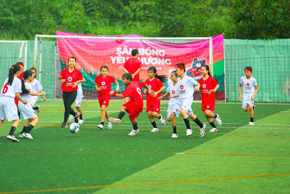 AROMASE Sponsors Soccer Camp, Bringing New Sport and Hope to Children (3)