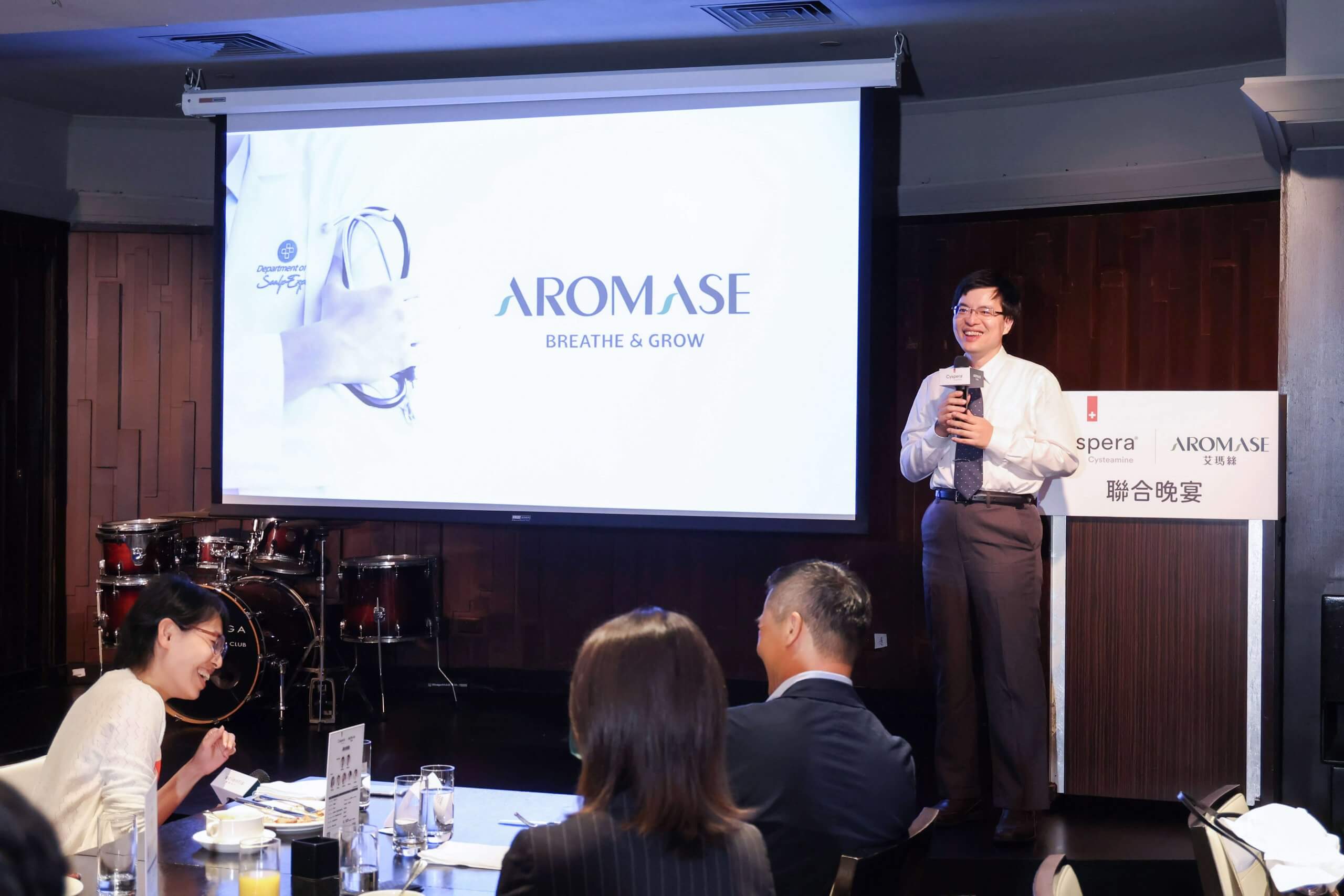 AROMASE-dermatologists-AMWC-Moderator Dr. Chou Pin Chi